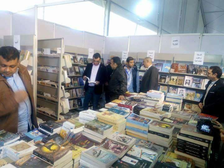 حاتم ربيع يتفقد جناح الأعلى للثقافة بمعرض الكتاب.. ويؤكد: المبيعات تخطت الـ 100 ألف جنيه
